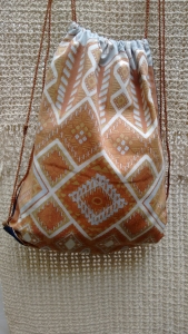 Tulas bolsos hechas a mano en técnica de Batik. Traen bolsillo  interior y tirantas tejidas a mano. Cada bolso es original en arte, textura y color. Útiles para llevar al gimnasio, caminar, hacer compras, viajar